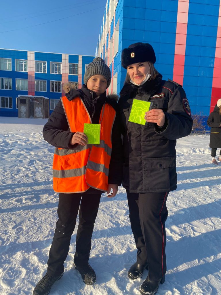 Сотрудники ГАИ провели урок по безопасному поведению во время прогулок для учеников МБОУ СШ №9