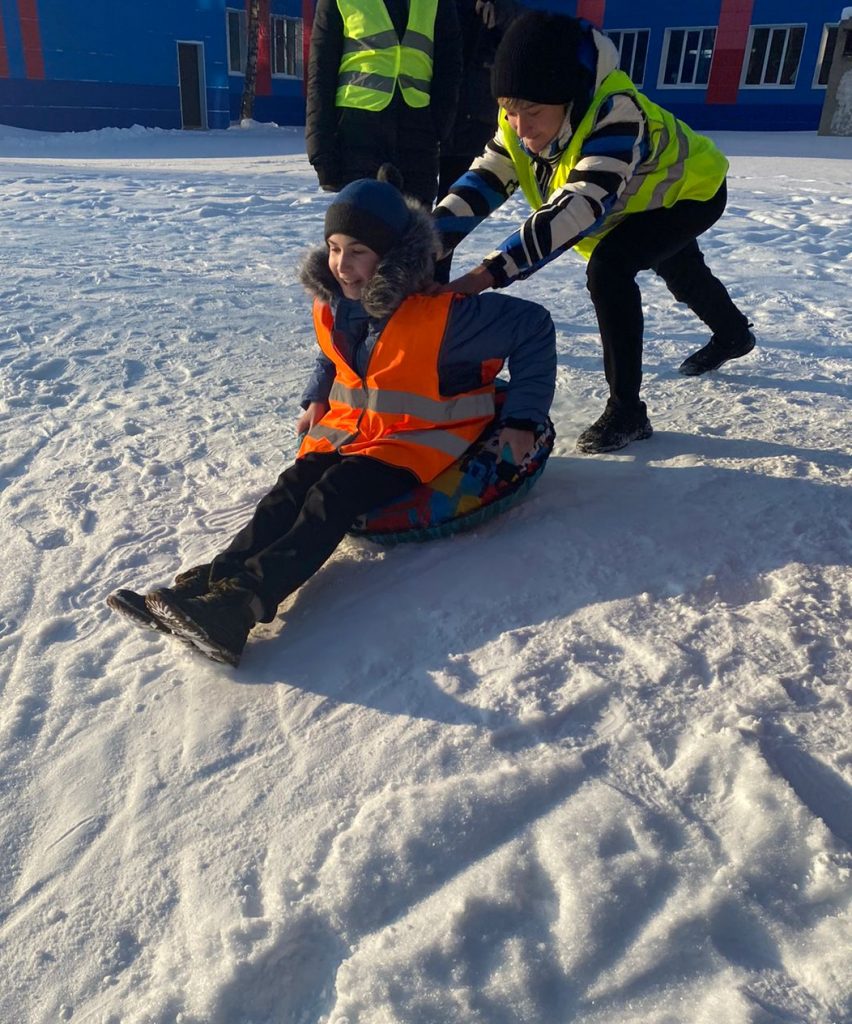 Сотрудники ГАИ провели урок по безопасному поведению во время прогулок для учеников МБОУ СШ №9