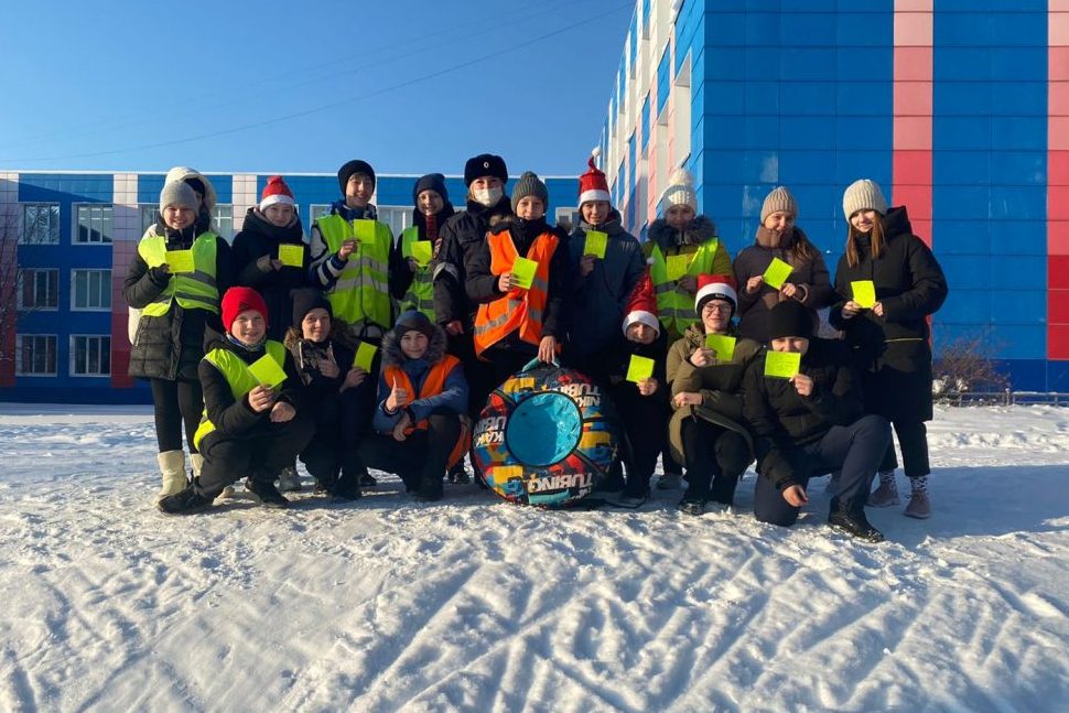 Сотрудники ГАИ провели урок по безопасному поведению во время прогулок для учеников МБОУ СШ №9