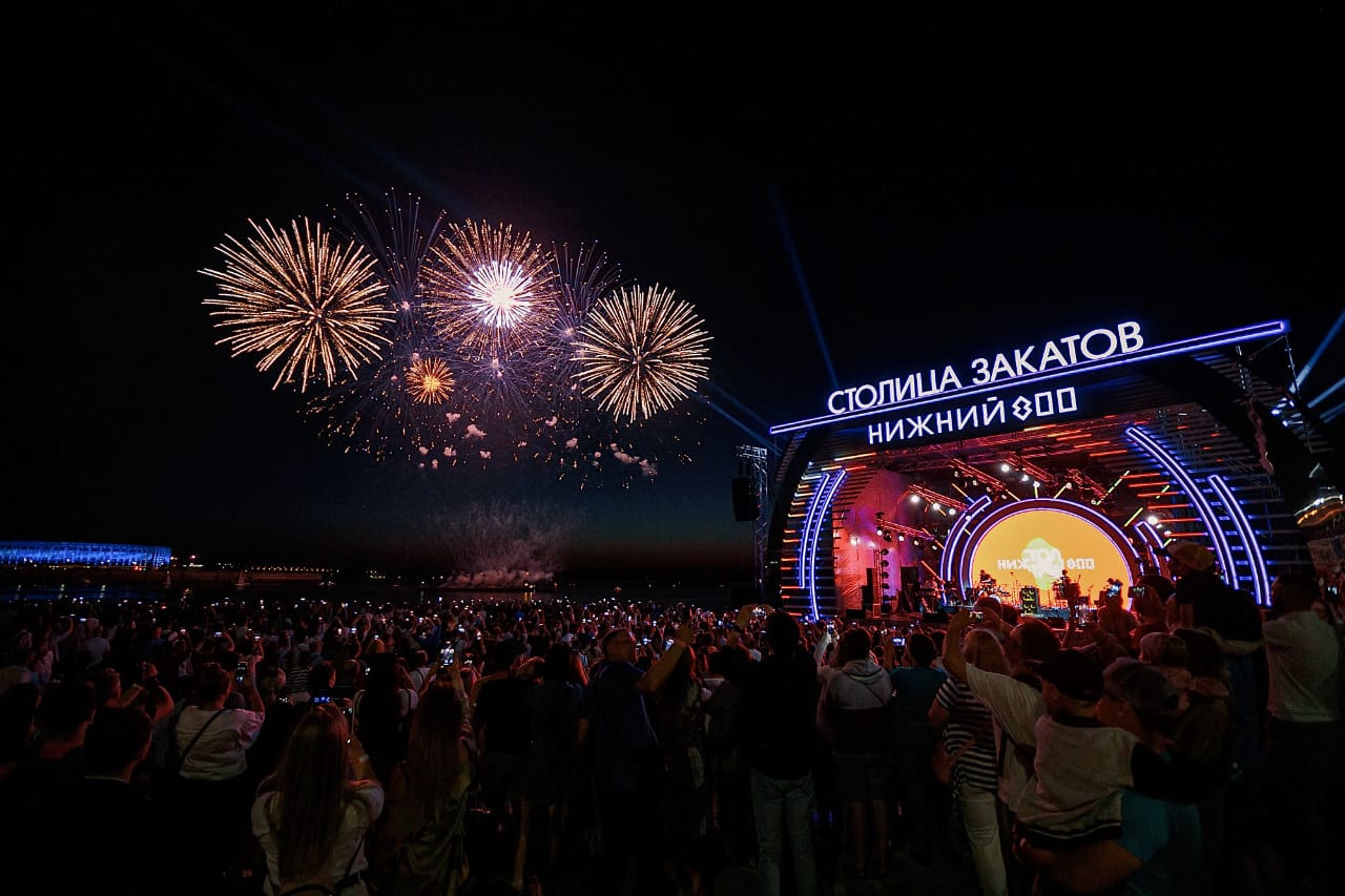 Фестиваль нижний новгород. Фестиваль столица закатов Нижний Новгород. Фестиваль столица закатов Нижний Новгород фото. Фестиваль закатов и фейерверков в Нижнем Новгороде. Нижний Новгород столица закатов салют.