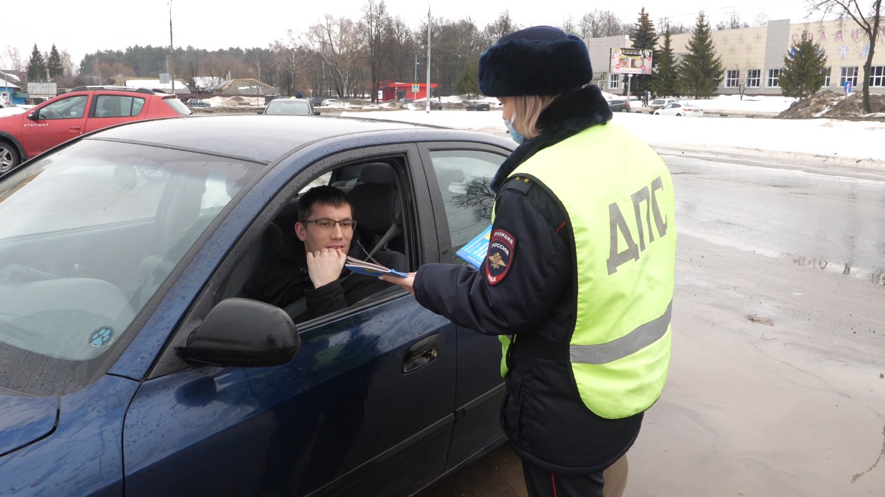 Женщины-инспекторы ГИБДД поздравили автовладельцев с Днем защитника Отечества!