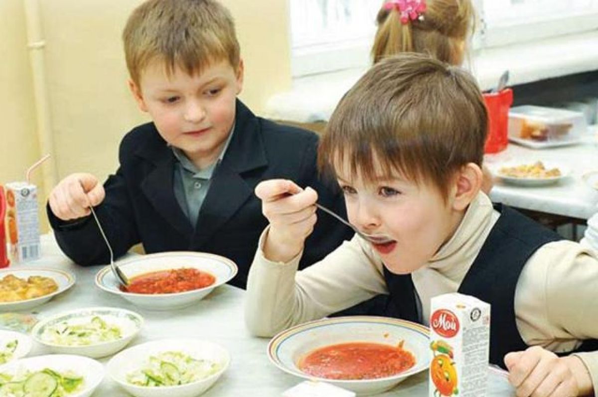 Школьники едят в столовой