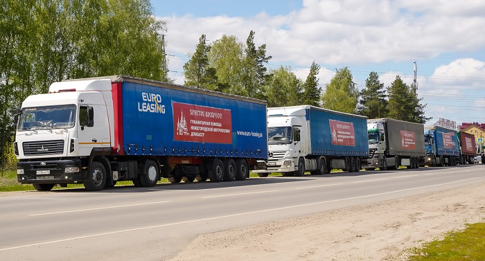 Четвертую автоколонну с грузом гуманитарной помощи отправила на Донбасс Нижегородская митрополия. Об этом сообщается на официальном сайте митрополии.  Согласно информации, по благословению митрополита Нижегородского и Арзамасского Георгия 22 мая 2022 года колонна из пяти грузовиков выехала с Соборной площади Арзамаса.  В составе груза: более 4,5 тонны макаронных изделий, девять видов круп общей массой свыше 5 тонн, более 1,5 тонны муки, 524 литра подсолнечного масла, около тонны консервов десяти видов, а также бутилированная вода, чай, сладости, детское питание, средства личной гигиены, медицинские принадлежности, одежда и др. Кроме того, колонна доставит 4 тысячи матрасов.  Часть груза направится в Горловку, где создан новый пункт временного размещения для жителей Донбасса.  Как отмечается в сообщении, в составе гуманитарного груза также находятся письма и рисунки солдатам, участвующим в спецоперации. Их написали и нарисовали ученики четырех православных гимназий Нижнего Новгорода.  Ранее сообщалось, что первая колонна с гуманитарным грузом была направлена Нижегородской митрополией в ЛНР 29 марта текущего года. В тот день грузовики отправились от Александро-Невского кафедрального собора Нижнего Новгорода.  Фото с сайта Нижегородской митрополии.