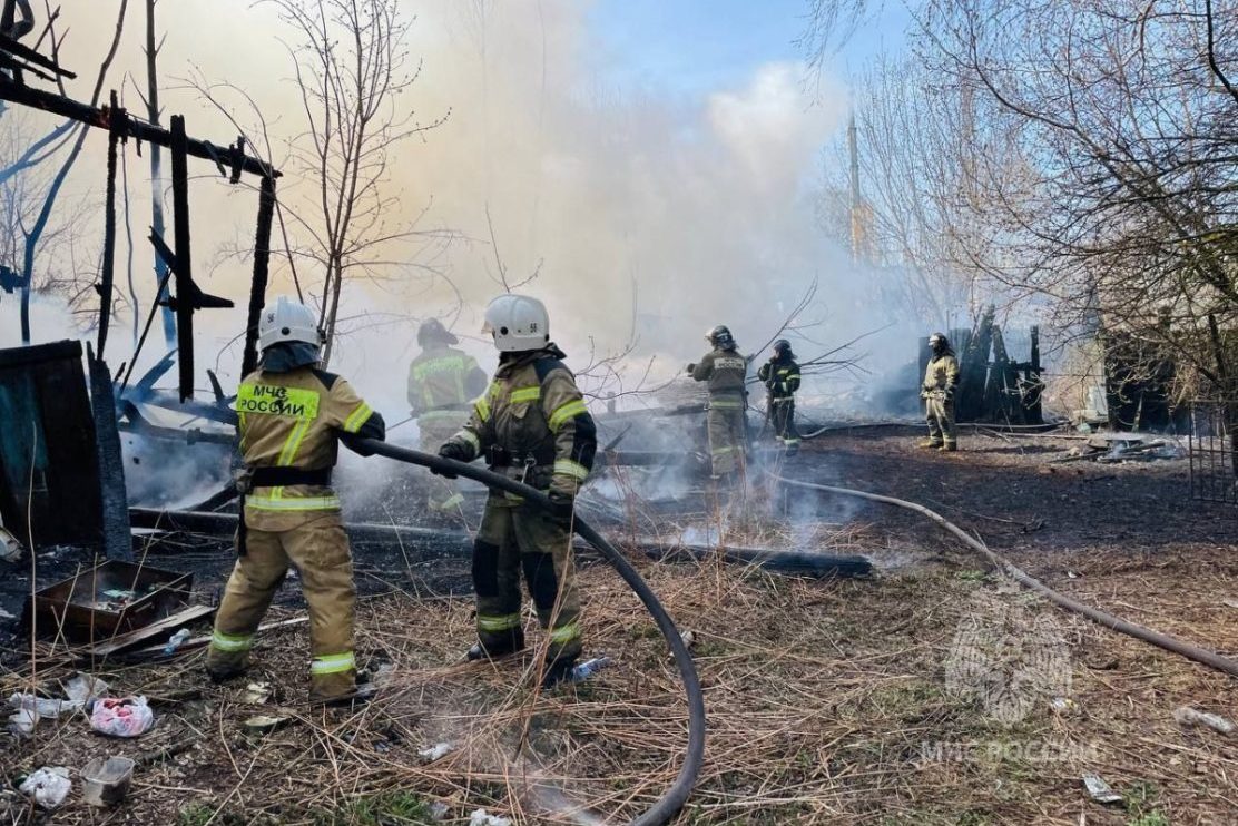 Восемь заброшенных сараев уничтожены огнем в Выксе