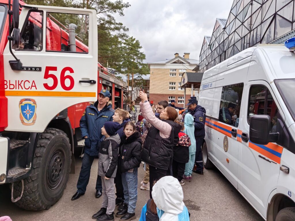 В "Лазурном" детям показали пожарную и спасательную технику