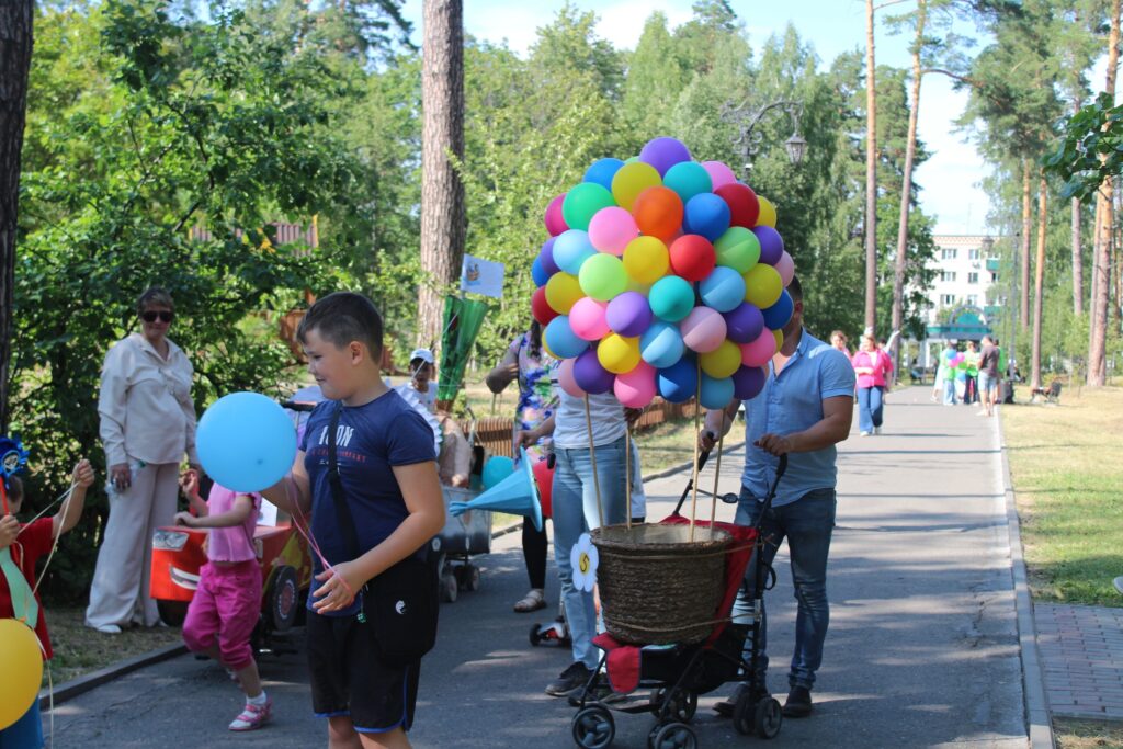 В парке прошел фестиваль-конкурс семейного творчества «Коляска-сказка»