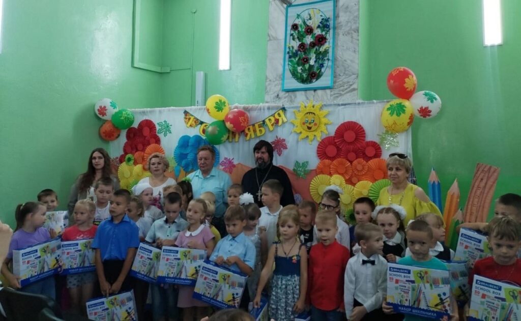 229 детей получили в подарок школьные принадлежности к учебному году